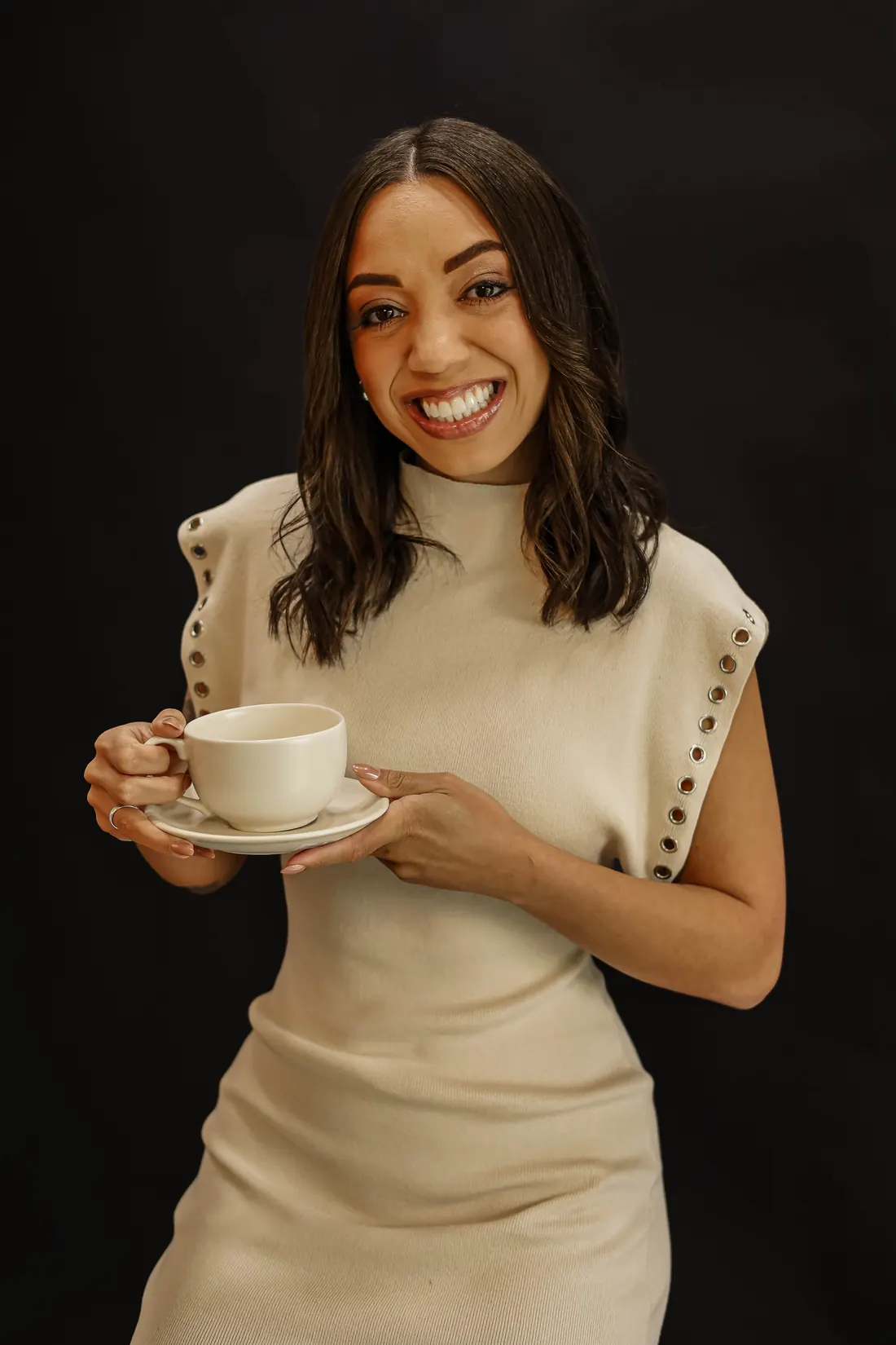 Thayna Souza segurando uma xícara